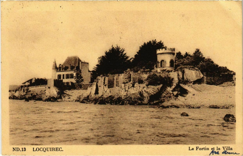 Carte postale ancienne Locquirec - Le Fortin et la Villa à Locquirec