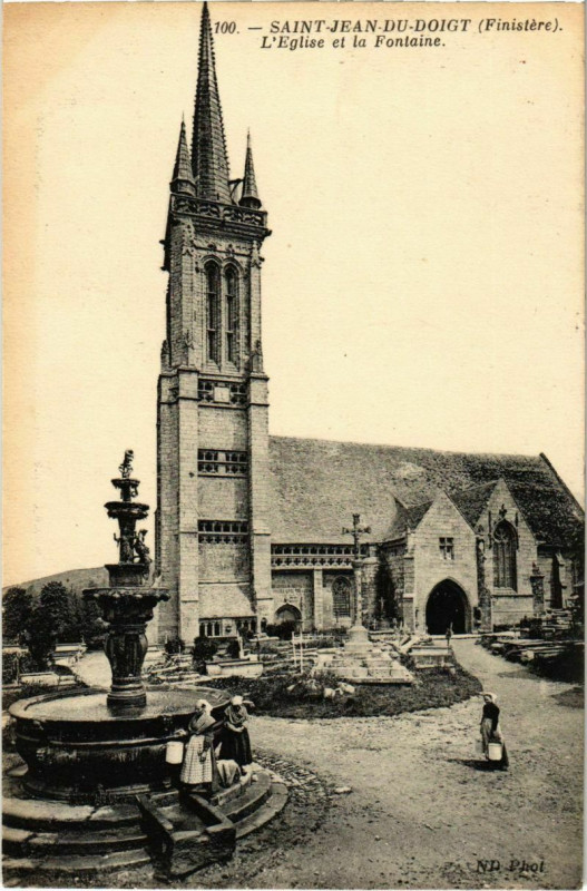 Carte postale ancienne Saint-Jean-du-Doigt - L'Eglise et la Fontaine à Saint-Jean-du-Doigt
