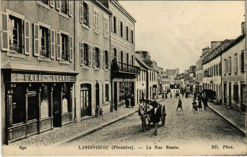 Carte postale ancienne Landivisiau - La Rue Neuve à Landivisiau