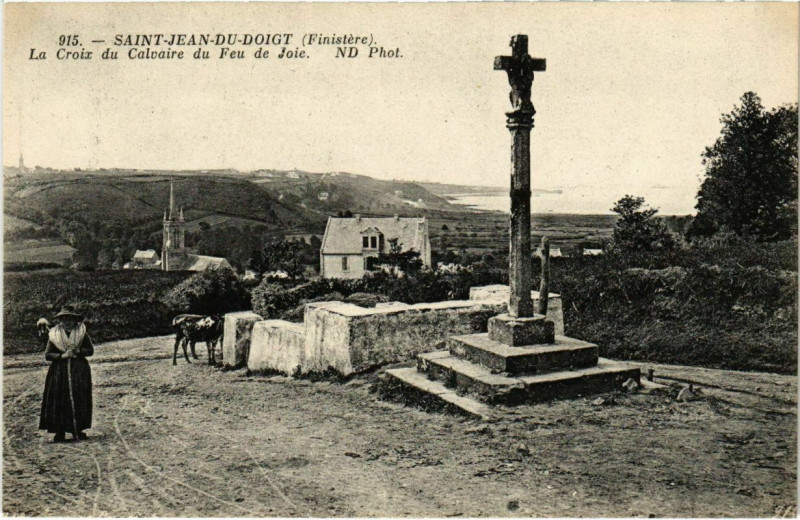 Carte postale ancienne Saint-Jean-du-Doigt - La Croix du Calvaire du Feu de Joie à Saint-Jean-du-Doigt