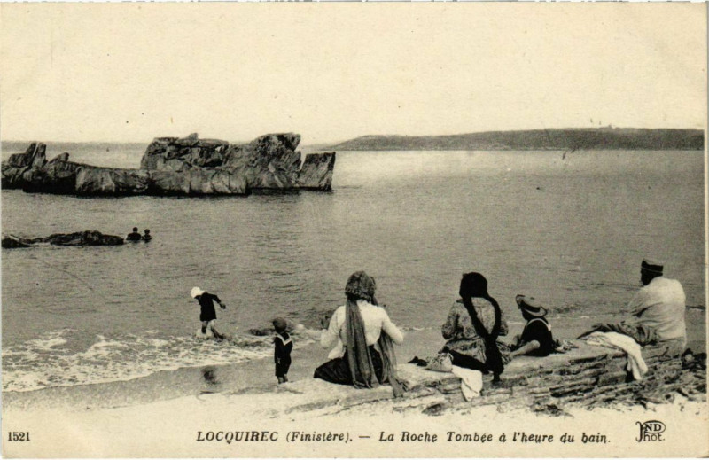 Carte postale ancienne Locquirec - La Roche Tombee a l'Heure du Bain à Locquirec