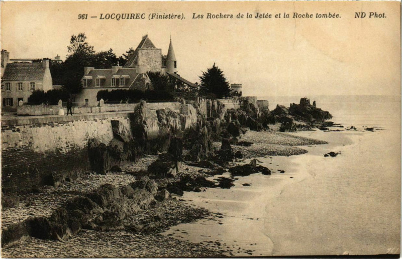 Carte postale ancienne Locquirec - Les Rochers de la Jetee et la Roche Tombee à Locquirec