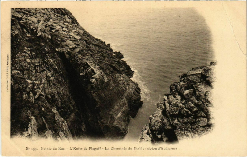 Carte postale ancienne La Pointe du Raz - L'Enfer de Plogoff - La Cheminee du Diable à Plogoff