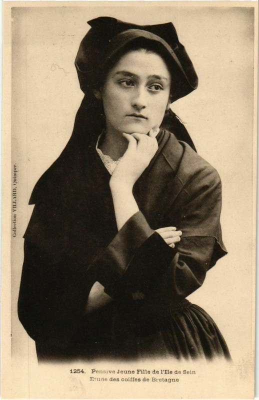 Carte postale ancienne Ile de Sein - Pensive Jeune Fille de l'Ile de Sein - Type à Île-de-Sein