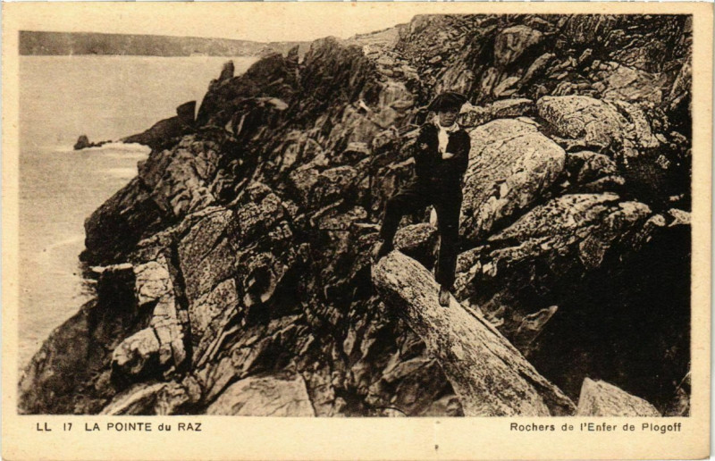 Carte postale ancienne La Pointe du Raz - Rochers de l'Enfer de Plogoff à Plogoff