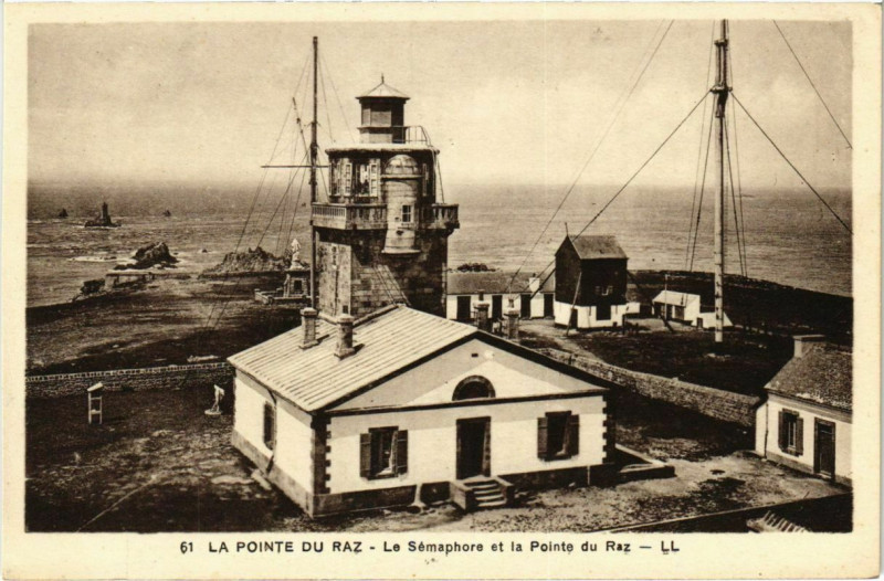 Carte postale ancienne La Pointe du Raz - Le Semaphore et La Pointe du Raz