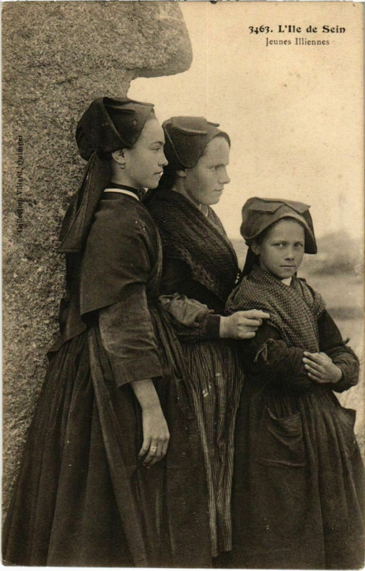 Carte postale ancienne Ile de Sein - Jeunes Illiennes - Types - Folklore à Île-de-Sein