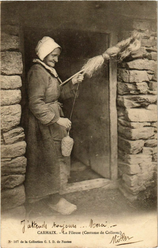 Carte postale ancienne Carhaix - La Fileuse - Costume de Collorec à Collorec