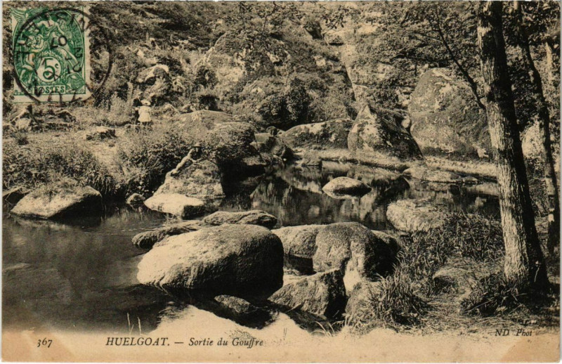 Carte postale ancienne Huelgoat- Sortie du Gouffre France à Huelgoat