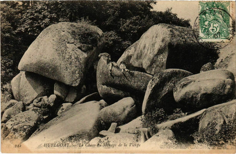 Carte postale ancienne Huelgoat- Le Chaos du Menage de la Vierge France à Huelgoat