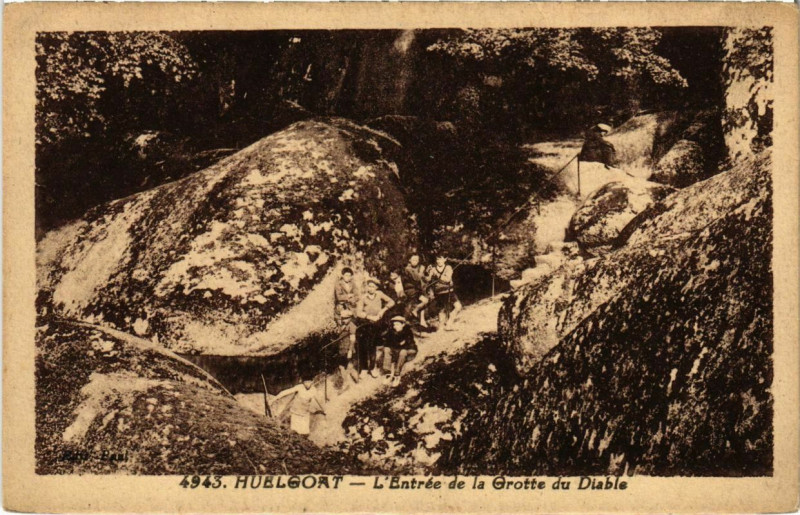 Carte postale ancienne Huelgoat- Entree de la Grotte du Diable France à Huelgoat