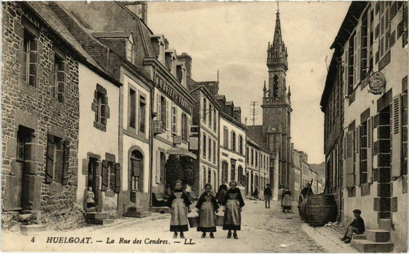 Carte postale ancienne Huelgoat- La Rue des Cendres France à Huelgoat