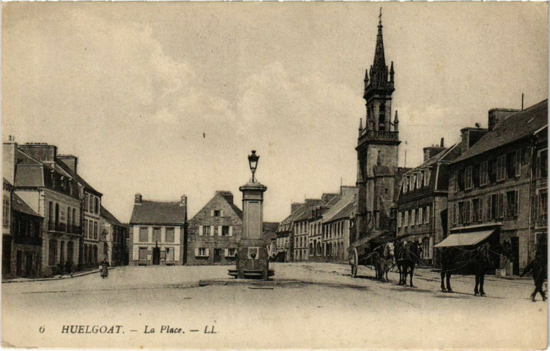 Carte postale ancienne Huelgoat- La Place France à Huelgoat