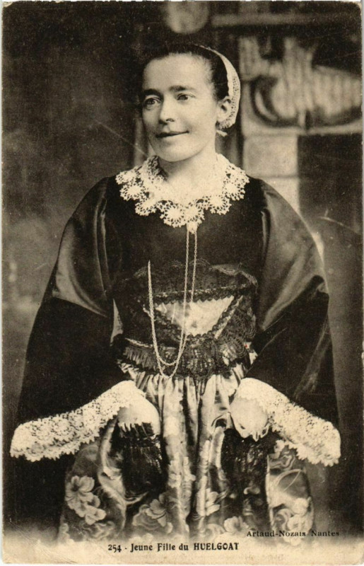 Carte postale ancienne Huelgoat- Jeune Fille France à Huelgoat