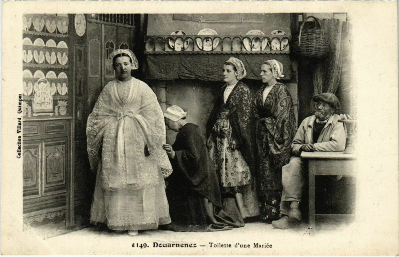 Carte postale ancienne Douarnenez- Toilette d'une Mariee France à Douarnenez