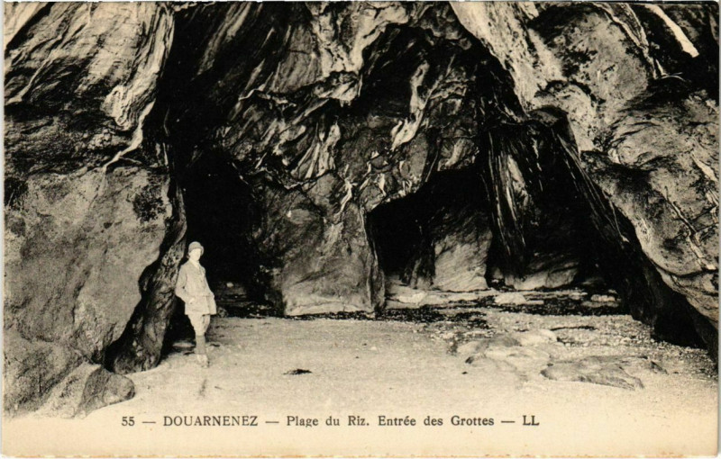 Carte postale ancienne Douarnenez- Plage du Riz, Entree des Grottes France à Douarnenez