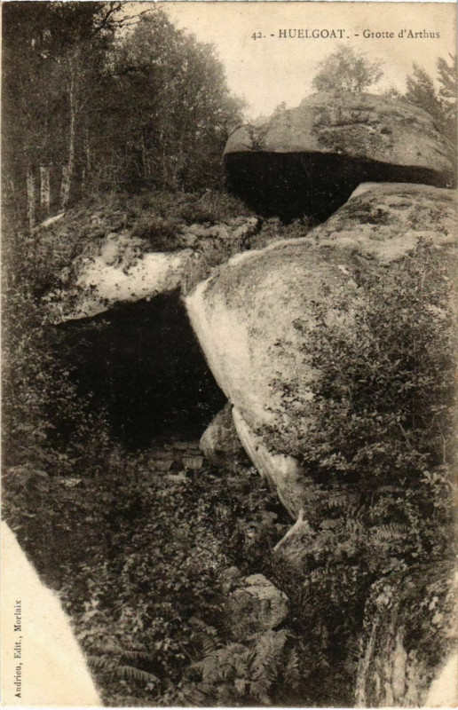 Carte postale ancienne Huelgoat- Grotte d'Arthus France à Huelgoat