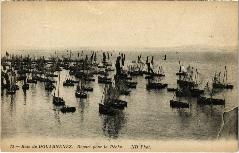 Carte postale ancienne Douarnenez- Depart pour la peche France à Douarnenez