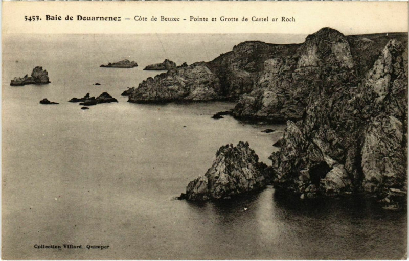 Carte postale ancienne Douarnenez- Pointe et Grotte de Castel ar Roch France à Douarnenez