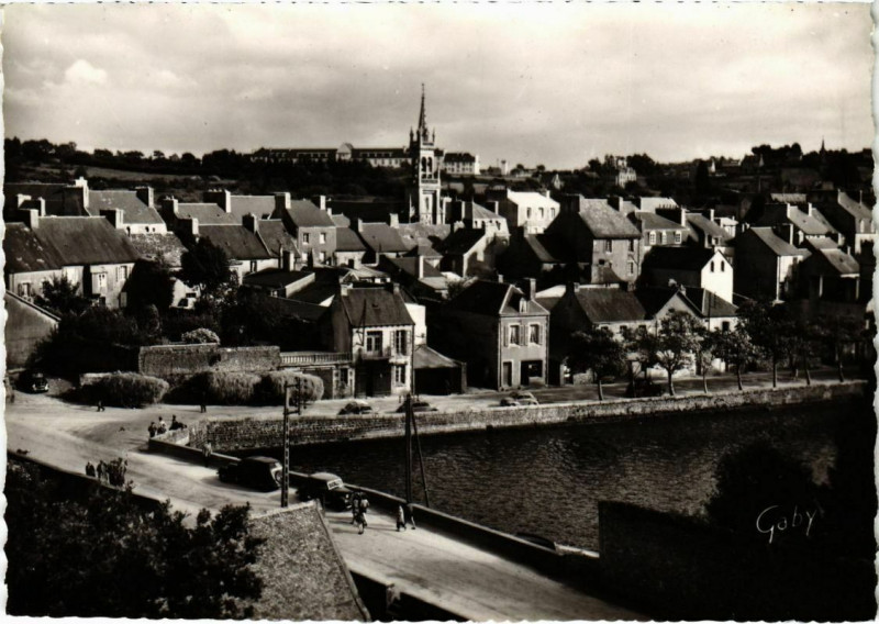 Carte postale ancienne Huelgoat- Le Lac et vue generale France à Huelgoat