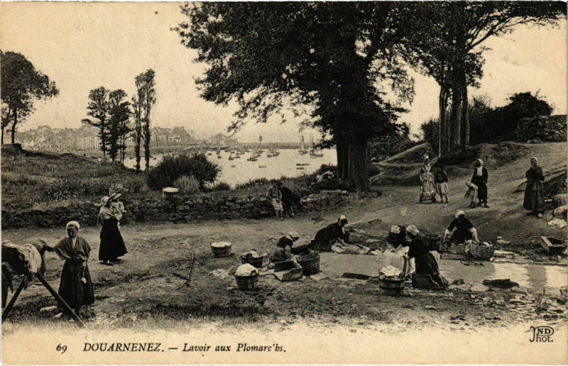 Carte postale ancienne Douarnenez- Lavoir aux Plomarchs France à Douarnenez