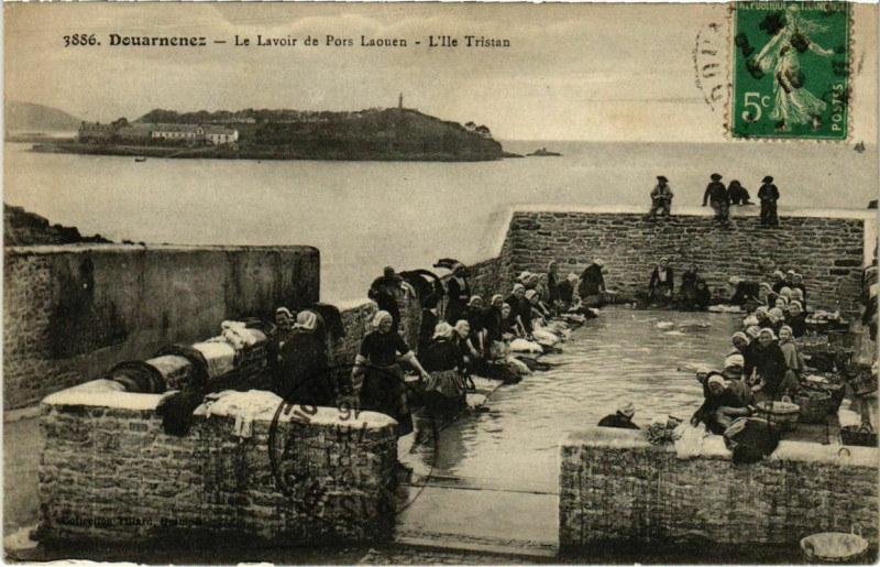 Carte postale ancienne Douarnenez- La Lavoir de Pors Laouen,Ile Tristan France à Douarnenez