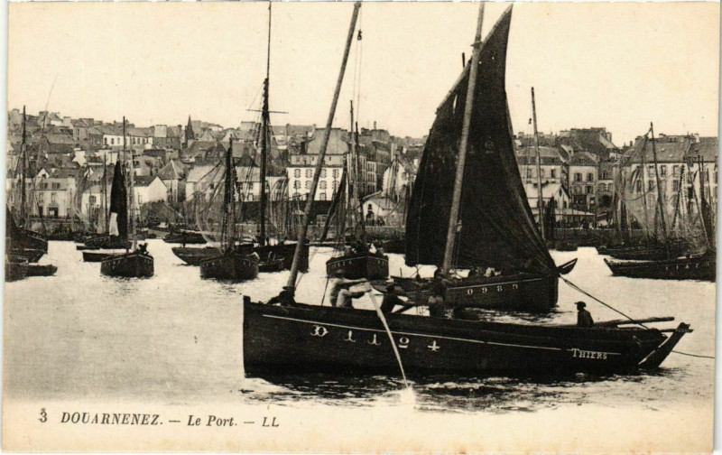 Carte postale ancienne Douarnenez- Le Port France à Douarnenez