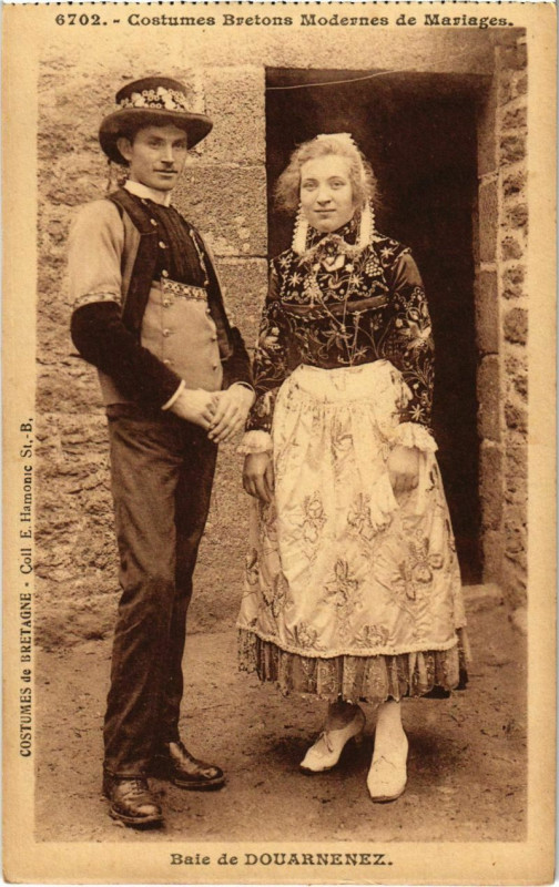 Carte postale ancienne Douarnenez- Costumes Bretons Modernes de Mariages France à Douarnenez