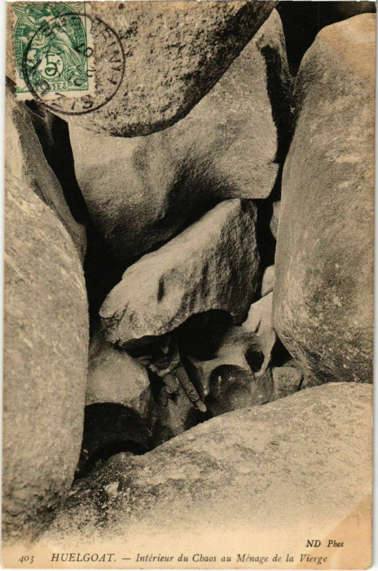 Carte postale ancienne Huelgoat- Interieur du Chaos au Menage de la Vierge France à Huelgoat