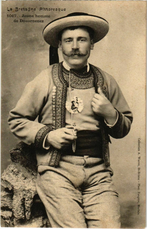 Carte postale ancienne Douarnenez- Jeune homme France à Douarnenez