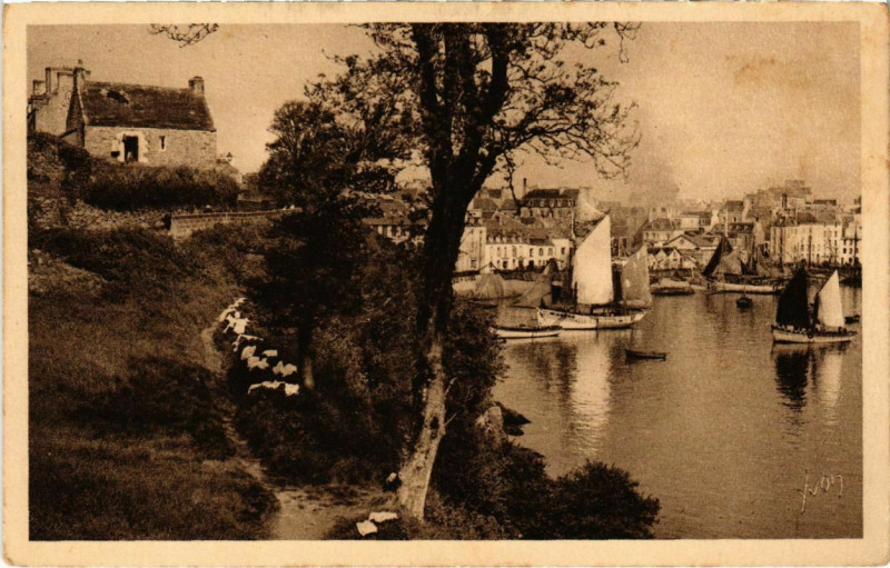 Carte postale ancienne Douarnenez- Le Port et le Coteau de Plomarch France à Douarnenez