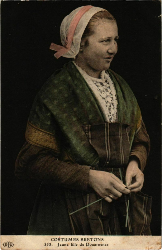 Carte postale ancienne Douarnenez- Jeune Fille France à Douarnenez
