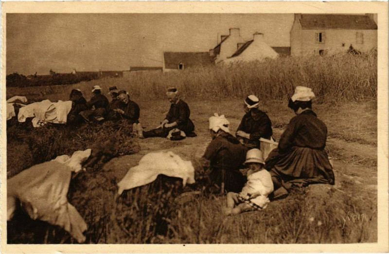 Carte postale ancienne Concerneau- Groupe de Bretonnes aux chapms France