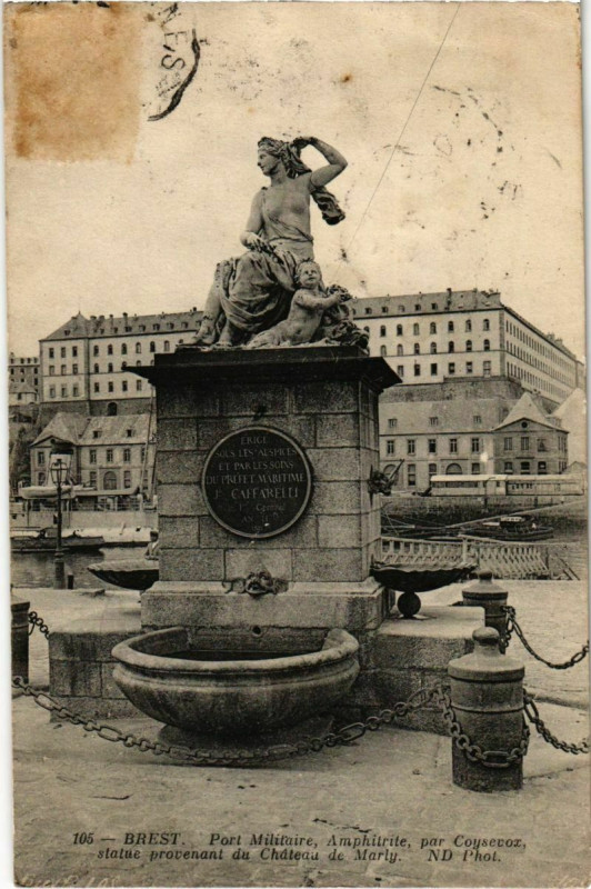 Carte postale ancienne Brest- Port Militaire,Statue provenant du Chateu de Marly France à Brest