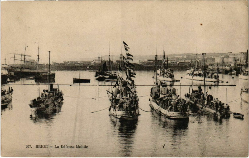 Carte postale ancienne Brest- La Defense Mobile France à Brest