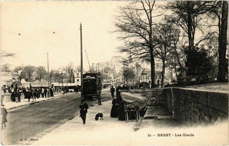 Carte postale ancienne Brest- Les Glacis France à Brest