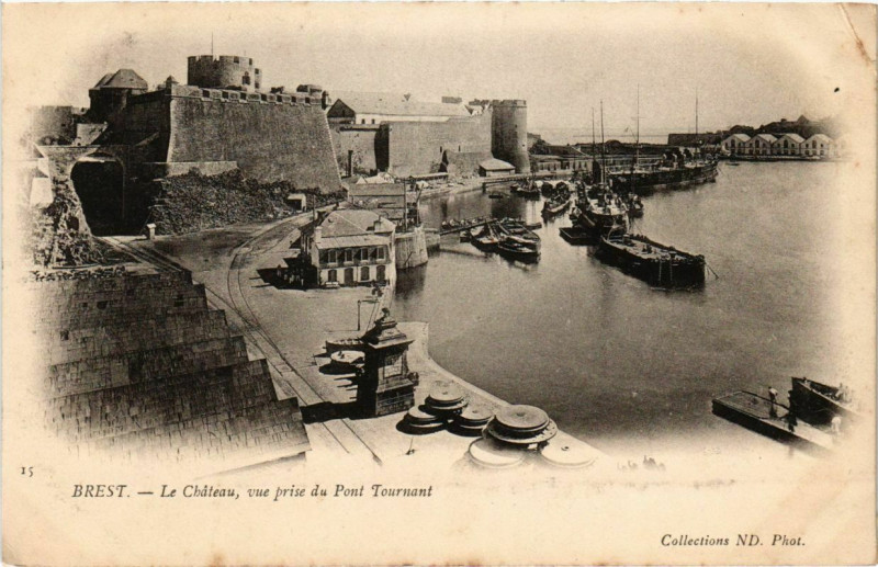 Carte postale ancienne Brest- Le Chateau France à Brest
