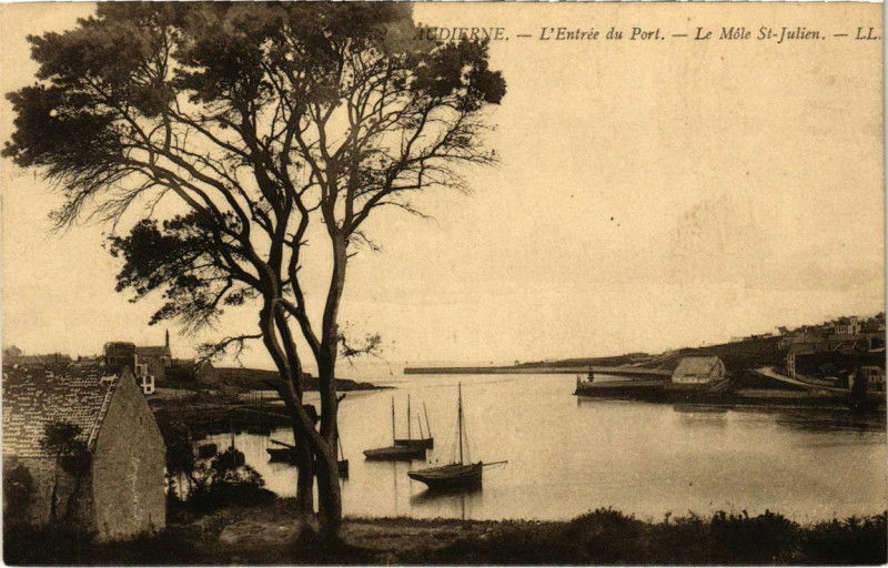 Carte postale ancienne Audierne- Entree du port , Le Mole St Julien France à Audierne