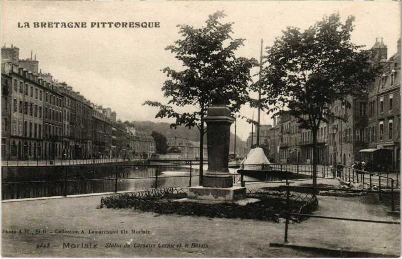 Carte postale ancienne Statue du Corsaire Cornic et le Bassin à Morlaix