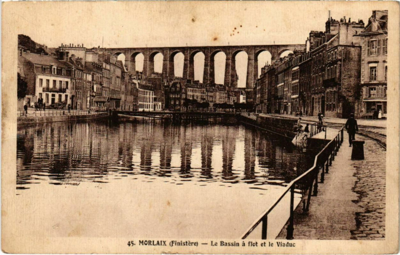 Carte postale ancienne Morlaix- Le Bassin a flot et le Viaduc France à Morlaix