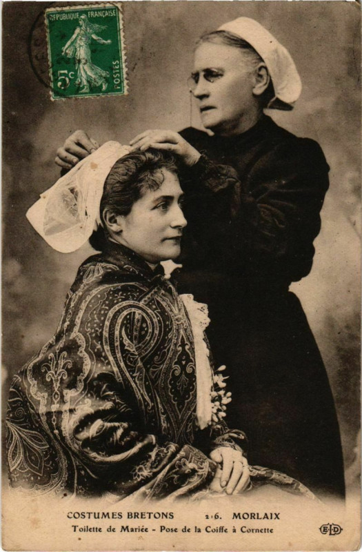 Carte postale ancienne Morlaix- Toilette de Mariee,Pose de la Coiffe a Cornette France à Morlaix