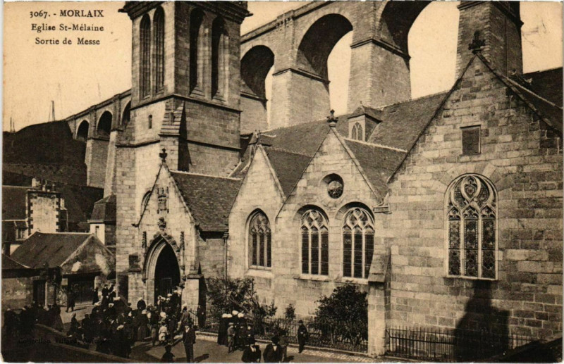 Carte postale ancienne Morlaix- Eglise St Melaine, Sortie de Messe France à Morlaix