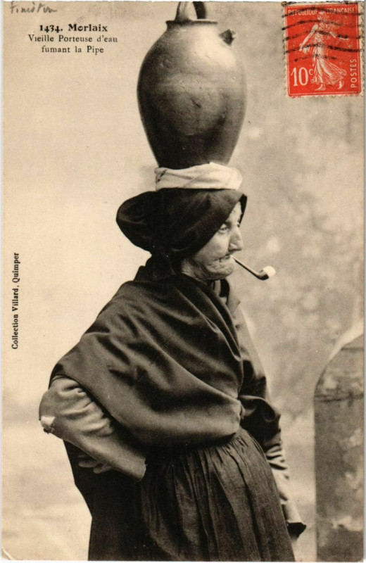 Carte postale ancienne Morlaix- Vieille Porteuse d'eau fumant la Pipe France à Morlaix