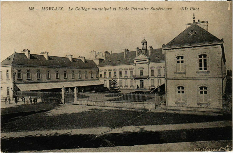 Carte postale ancienne Morlaix- Le College municipal,Ecole Primaire Superieure France à Morlaix