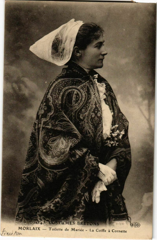 Carte postale ancienne Morlaix- Toilette de Mariee,Pose de la Coiffe a Cornette France à Morlaix