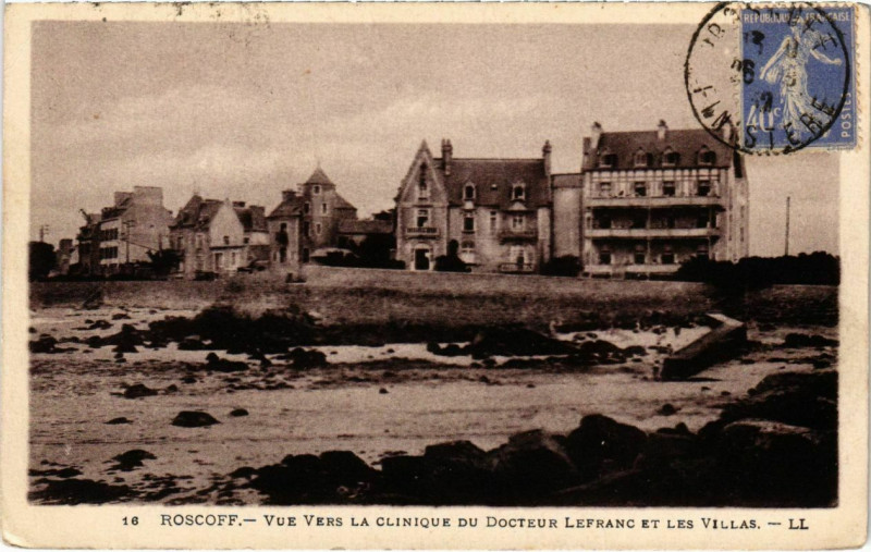 Carte postale ancienne Roscoff- vue vers la Clinique du Docteur Lefranc&Villas France à Roscoff