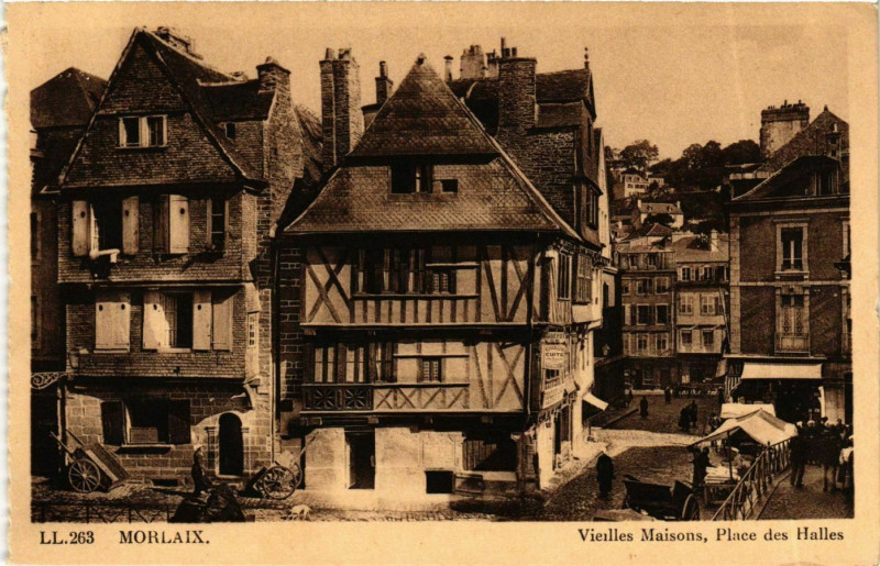 Carte postale ancienne Morlaix Vieilles maisons Place des Halles à Morlaix