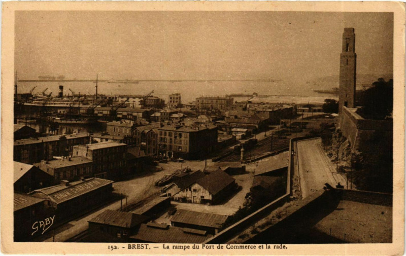 Carte postale ancienne Finistere Brest Rampe du Port de Commerce à Brest