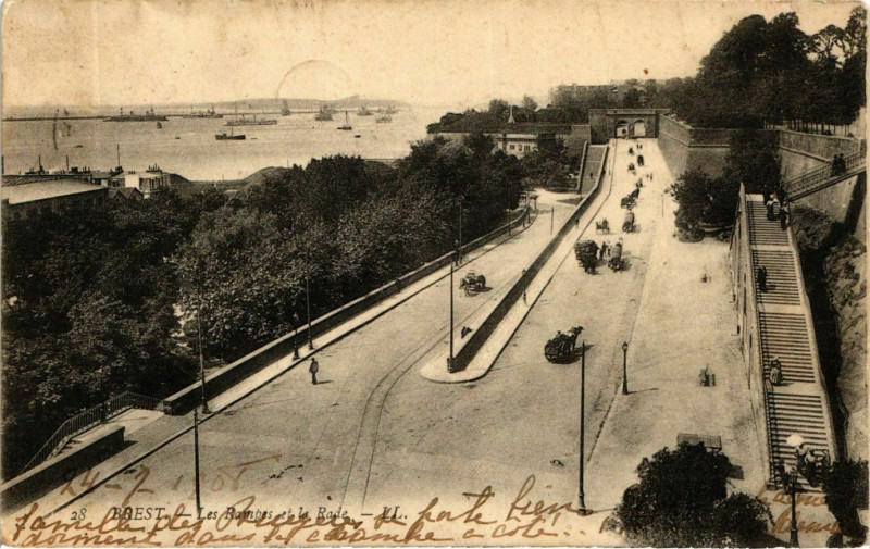 Carte postale ancienne Finistere Brest Les Rampes et la Rade à Brest