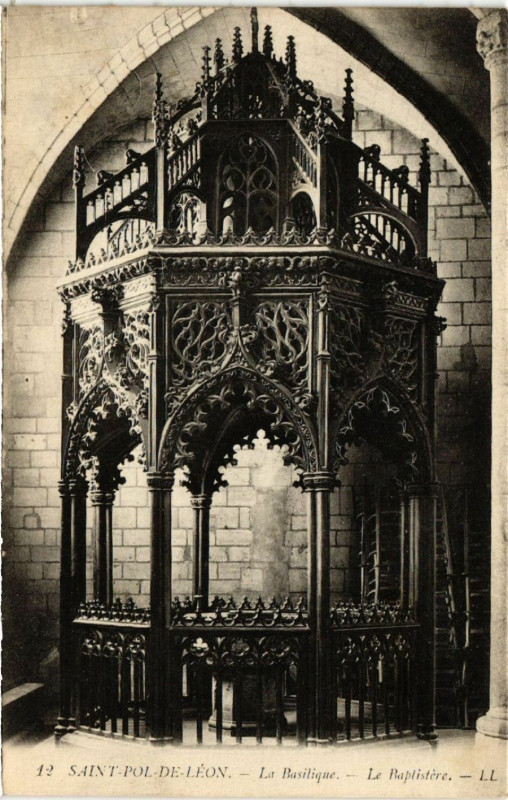 Carte postale ancienne Saint-Pol-de-Leon - La Basilique - Le Baptistere à Saint-Pol-de-Léon